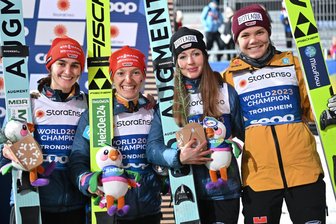 Warum ein Kult-Hit von Wolfgang Petry für Skispringerin Selina Freitag zum Partykracher der Ski-WM in Trondheim werden könnte - Bronze-Mädels: Selina Freitag, Katharina Schmid, Juliane Seyfarth und Agnes Reisch (von links) nach dem Teamwettkampf auf der Normalschanze.