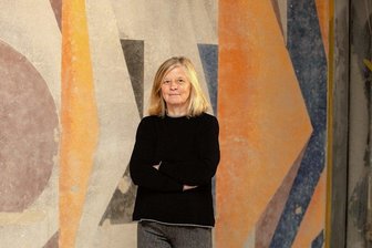 Warum ein lange vergessenes Kunstwerk für die Stadt Plauen ein Glücksfall ist - Plauens Denkmalpflegerin Dagmar Groß vor dem freigelegten Kunstwerk von Karl-Heinz Adler und Friedrich Kracht im Plauener Rathaus. 