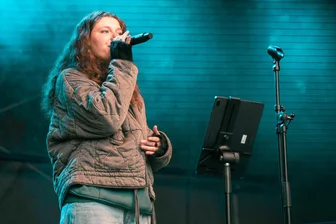 Warum ein Lied über Schmerz einer Vogtländerin aus Treuen Glück bringt - Artemisia Wirth bei ihrem Auftritt zum Festival „Aller Land“ in Auerbach. Die 20-Jährige ist auf dem Sprung zum Studium.