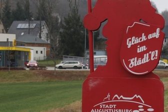 Warum ein Männlein vor Augustusburg steht - Groß, rot und nicht zu übersehen sind die Stadtwächter, mit denen Augustusburg seine Gäste begrüßt. 