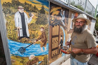 Warum ein Maler Seiffens Geschichte in acht Bilder darstellt - Die erste Platte mit dem Zisterziensermönch hat Klaus Tiebel schon bemalt. Acht Platten hat die Wand in Seiffen insgesamt. 