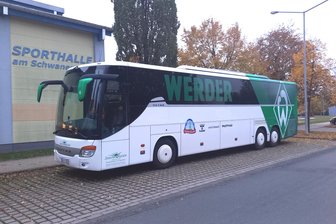 Der Mannschaftsbus des SV Werder Bremen hat am Montag vor der Sporthalle am Schwanenteich in Mittweida eingeparkt.