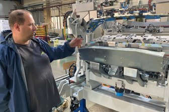 Warum ein Maschinenhersteller nicht weiter wachsen soll - André Karbstein, Inhaber des Klingenthaler Maschinenherstellers KMW Engineering, an einer in dem Unternehmen entwickelten und produzierten Klebemaschine, mit der Heckspoiler von Autos hergestellt werden.