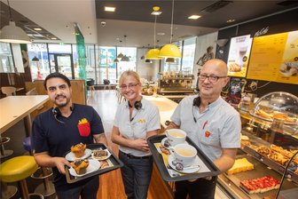 Warum ein McDonalds-Restaurant in Plauen bald schließen wird - Issa Joumoa, Nicole Biemann, Reiko Stommen und weitere Mitarbeiter gehen während dieser Zeit zur Schulung, nehmen ihren Urlaub, wechseln in andere Filialen oder setzen Stunden ab.