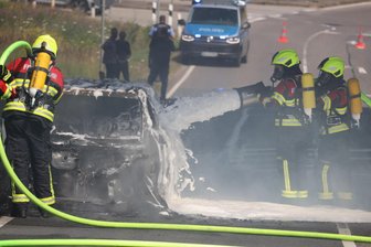 Warum ein Mercedes nahe der A 4 in Oberlichtenau brannte - Die Feuerwehr konnte den brennenden Mercedes schnell löschen.
