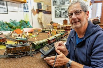 Warum ein Modelleisenbahner im Vogtland nach mehr als 60 Jahren Pause wieder fasziniert am Regler setzt - Hans-Peter Arnold aus Oberlauterbach hat in den Vogtländischen Dorfstuben Trieb seine Modellbahnanlage aufgebaut. 
