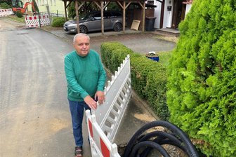 Warum ein Mylauer keinen Gratis-Anschluss fürs Turbo-Internet bekommt - Wolfgang Böhm vor seinem Haus Am Hundshübel in Mylau. Inzwischen ist der Anschlussgraben durchgezogen und wieder verfüllt, einen Breitband-Abzweig zu seinem Haus gibt es nicht. Und damit auch keinen neuen Elt-Anschluss, der im Zuge der Bauarbeiten in dem Viertel für die anderen Anlieger auch vorgenommen wurde.