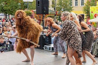 Warum ein Neandertaler zur Auerbacher Einkaufsnacht die Bühne stürmte - Zum Auftakt hatte ein Neandertaler seinen großen Auftritt - passend zum Motto der Einkaufsnacht - "Zeitreise".