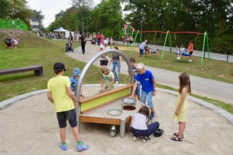 Warum ein neuer Spielplatz in Limbach nicht nur für Kinder gedacht ist - Unter anderem wurde ein Sandspielplatz-Bereich eingerichtet.