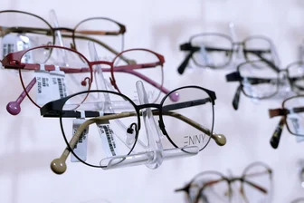 Warum ein Optiker in Westsachsen seine eigene Hausmarke designt - Das sind nicht irgendwelche Brillen: Dieses Design ist eines von etwa 100 aktuellen Modellen der Marke Enny. Eine Hausmarke die ausschließlich bei Barth-Optik erhältlich ist.