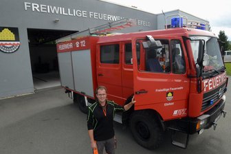 Warum ein Ort im Vogtland auf sein neues Feuerwehrauto so lange warten muss - Noch nutzt Feuerwehrmann David Berthold das alte Löschfahrzeug. Eigentlich sollte bald Ersatz kommen.
