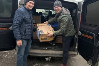 Warum ein Pfarrer aus dem Vogtland Menschen in der Ukraine hilft: „Richtig sicher ist man nirgends“ - Felix Süß aus Ellefeld und Arnd Seidel aus Gablenz brachten Hilfsgüter nach Cherson.
