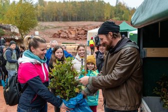 Warum ein Professor per Video im Rochlitzer Stadtrat spricht - Fast 300 Freiwillige kamen im Oktober 2020 zum Rochlitzer Bergwald, um insgesamt 1025 Bäume zu pflanzen. Hier verteilte Falk Geißler Setzlinge und Werkzeug. Solche Aktionen sind laut Professor Alexander von Birgelen ein guter Anfang auf dem Weg zu mehr Stadtgrün. 