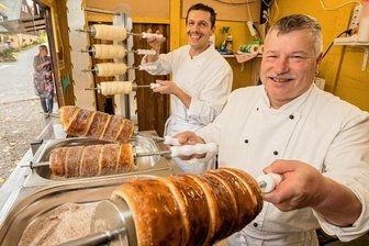Warum ein Quereinsteiger am Backofen ein Profi ist - Gerd Weidner (vorn) und André Schubert backen auf dem Seiffener Sternenmarkt Baumstriezel.