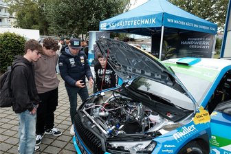 Warum ein Rallye-Ass in Reichenbach für coole Jobs wirbt - Max Klinger und Pascal Schmidt von der Oberschule Falkenstein im Gespräch mit Rallye-Pilot Julius Tannert (von links). Auch Jens Ott von der Pestalozzischule Reichenbach ist vom Rallye-Skoda fasziniert.