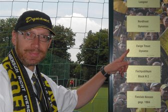 Warum ein Reichenbacher Schulleiter am Samstagabend im „Aktuellen Sportstudio“ sitzen wird - Kein Bild aus Jugendtagen, aber ein paar Jahre her ist diese Aufnahme schon. Tasso Börner aus Reichenbach hat bisher 461 Heimspiele von Dresden besucht. Am Samstag läuft der Reichenbacher live in Dynamo-Montur im ZDF auf.