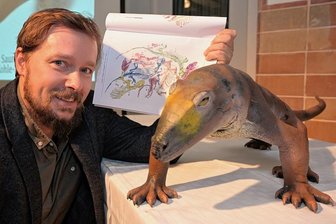 Warum ein Saurier ins Bergbaumuseum Oelsnitz zieht - Frederik Spindler hat in rund 100 Arbeitsstunden die Nachbildung eines Sauriers für das Oelsnitzer Bergbaumuseum geschaffen. Zudem zeigt er eine Karte von einem Gebiet, in dem besonders viele Saurierfossile gefunden worden.