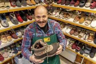 Warum ein Schuhmacher Nikolaus mag - An Schuhen mangelt es Schuhmachermeister Manfred Schulze - im Erzgebirge als "Der singende Schuhmacher" bekannt - zum Nikolaus nicht. Doch auch die größten Schuhe garantierten nicht die meisten Süßigkeiten, vielmehr sei die Sauberkeit des Schuhwerkes entscheidend.