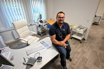 Warum ein Schweizer Türke als Hausarzt in Mühlau arbeitet - Hausarzt Kubilay Sahin hat im Bürogebäude an der Reitzenhainer Straße 8 neue Praxisräume bezogen. In dem Sprechzimmer befand sich einst die Kantine der LPG „Mühlau Obst“. Zur Praxis gehören zwei Schwestern, ein pensionierter Rettungsassistent und eine Putzfrau.