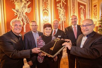 Warum ein schwerreicher Verein in Plauen aufgelöst werden muss - Symbolische Übernahme des Spitzenmuseums in das Vogtlandmuseum (v.li.): Jürgen Fritzlar, Uwe Täschner, Renate Böhm, Dietrich Wetzel, OB Steffen Zenner und Bernd Stubenrauch.