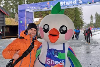 Warum ein Skisport-Fan aus Lichtentanne von der WM in Trondheim schwärmt - Gute Laune trotz Regenwetter: Robert Morgner mit „Snedi“, dem Maskottchen der nordischen Ski-WM in Trondheim.