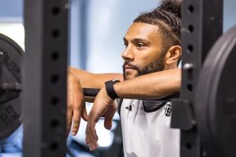 Warum ein Spieler der Niners Chemnitz auf der Suche nach einem persönlichen Koch ist - Leistungssportler brauchen gesundes Essen: Niners-Profi Kaza Kajami-Keane sucht per Stellenanzeige nach einem Koch.