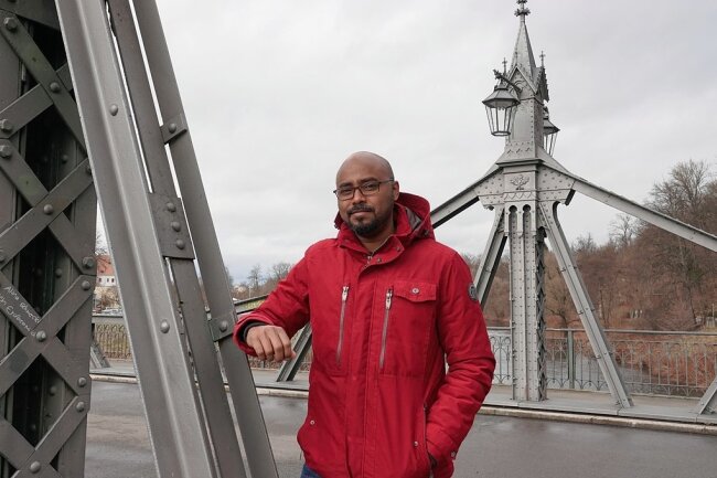 Warum ein Sudanese Erich Kästner mag - Omer Younis, der seit 2017 in Zwickau lebt und arbeitet, auf der Paradiesbrücke an der Mulde. 