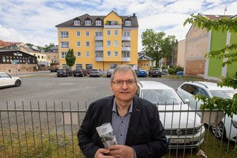 Warum ein Unternehmen jetzt in der Plauener Innenstadt statt auf grüner Wiese expandiert - Geschäftsführer Rainer Grimm an der neuerworbenen Fläche an der Ecke Egon-Fritsch-Straße/Heinrichstraße. Mit dem Kauf wurden Pläne eines Firmenneubaus auf der grünen Wiese verworfen.