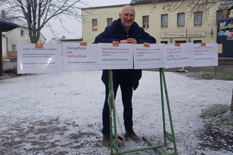 Warum ein Unternehmer vor dem Gymnasium in Augustusburg gegen Kriegsrhetorik protestiert - Jörg Buschbeck hat am Freitag in Augustusburg gegen die aktuelle Kriegsrhetorik demonstriert.