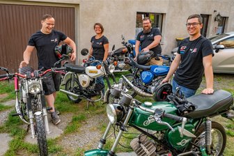Warum ein Verein im Erzgebirge für Simson-Mopeds brennt: "Es macht einfach Spaß, die Maschinen umzubauen" - Vier der 23 Mitglieder der Simsoncrew Erzgebirge: Andy Meyer, Laura Vater, Markus Simon und Paul Mischke (von links).