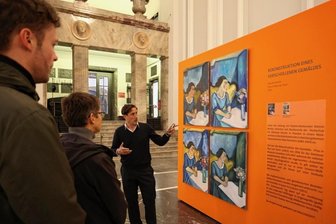 Warum ein verschollenes Max-Pechstein-Bild in Zwickau gleich viermal zu sehen ist - Kein Pechstein, sondern die Arbeit einer Studentin. Zur Vorbereitung der Rekonstruktion haben die Kursteilnehmer sich bei Dietrich Richter (Foto) mit der Malweise Pechsteins beschäftigt.