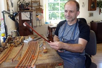 Warum ein Vogtländer die Fachpresse begeistert - Perry Wunderlich (50) aus Markneukirchen ist in Bad Brambach Bogenbaumeister für Streichinstrumente. Als Mitglied im Fotoclub Vogtland haben seine Bilder auch im Internet ungeteilte Anerkennung bekommen.