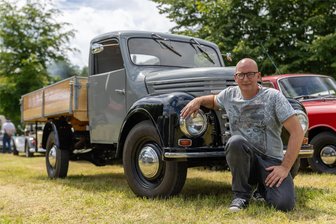 Warum ein Vogtländer einen schrottreifen Framo wieder aufgebaut und auf die Straße gebracht hat - Andreas Heller aus Falkenstein erwarb den 40 PS starken Framo 901/2 im Dezember 2022 als Schrott in Einzelteilen und baute ihn in liebevoller Handarbeit wieder auf.