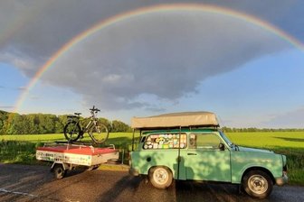 Warum ein Vogtländer mit Trabi und Dachzelt auf Tour geht - Seit 1998 besitzt Michael Groß diesen Trabant, Baujahr 1991. Mit Anhänger und Dachzelt geht es im Wechsel mit Lada, Moskwitsch oder Trabi auf Europatour. Für 2023 wären die rumänischen Karpaten spannend. 