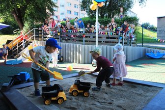 Warum ein vogtländischer Kindergarten ohne Baum besser dran ist - Für die Krippenkinder ist der Sandkasten der schönste Teil des neuen Geländes.