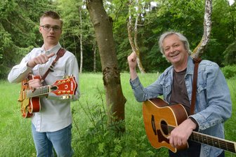 Warum ein vogtländischer Vollblutmusiker seinen eigenen Verein gegründet hat - Xander Schmidt (l.) und Andreas Grot von der Musikwerkstatt Grünbach zeigen auf den Bereich, wo die Bühne für „Lieder im Park" am 21. Juni stehen soll.