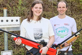 Warum ein Vorzeigesport krankt - Abteilungsleiter Christian Kreyßel und Übungsleiterin Annika Pohl gehören zur Führungsriege bei den Biathleten im PSV Schwarzenberg mit eigenem Schießstand und Rollerbahn an der Gartenstraße.