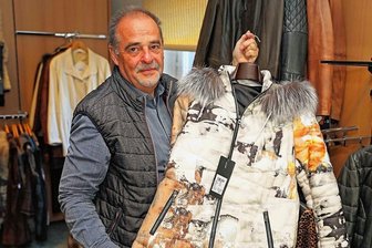 Warum ein Werdauer Traditionsgeschäft jetzt Räumungsverkauf macht - So modern können Lederjacken, kombiniert mit Pelz, aussehen. Die Werdauer mögen es aber meist traditioneller, sagt Jürgen Förster.