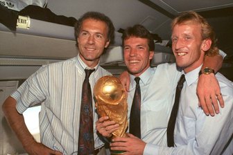 Warum ein WM-Traumstart ein gutes Omen ist - Wohin ein Traumstart ins Turnier führen kann, bewiesen Franz Beckenbauer, Lothar Matthäus und Andreas Brehme (vl) 1990 in Italien. (Archivbild)