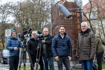 Warum ein ZDF-Team am Plauener Wendedenkmal dreht - ZDF-Moderator Mirko Drotschmann (2. von rechts) und Team drehen in Plauen mit Zeitzeuge Detlev Braun (rechts).