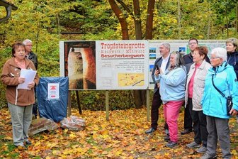 Warum ein Zufallsfund von der Elstertalbrücke an der Göltzschtalbrücke von Bedeutung ist - Christa Trommer erklärt an dem an die Göltzschtalbrücke umgelagerten Fundstück Details zur Elstertalbrücke.