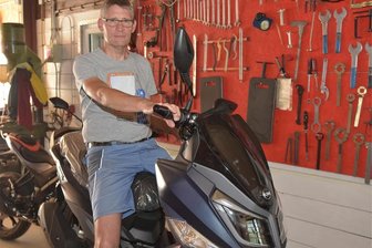 Warum ein Zweiradhändler aus Wiesbaden in Markneukirchen neu durchstartet - Der gebürtige Saarländer Frank Gisch hat in Markneukirchen ein Fachgeschäft für Zweiräder eröffnet, in dem er renommierte Marken wie Brixton, SYM, Online und QJ anbietet, aber auch Reparaturen ausführt.