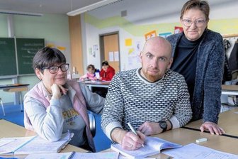 Warum eine 57-jährige Lehrerin noch einmal die Schulbank drückt - Ella Ionova (l.) und ihr Schwiegersohn Konstiontyn Borysink lernen seit Juli vergangenen Jahres an der Volkshochschule gemeinsam die deutsche Sprache. Ihre Dozentin ist Marlis Jähn. 