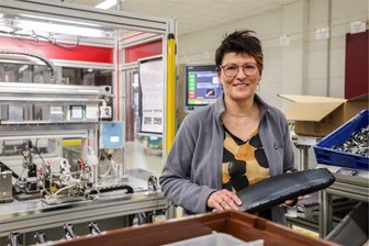 Warum eine Airbag-Firma aus dem Erzgebirge gerade wichtige Tage und Wochen erlebt - Bei Joyson in Elterlein werden Airbags für alle namhaften Autohersteller produziert. Werkleiterin Babett Pöschmann hält hier einen Seitenairbag in den Händen.