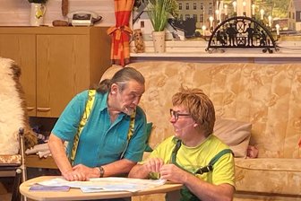 Warum eine beliebte Laienspielschar aus dem Erzgebirge ihre Heimstatt wechselt - Bernd Höfer (l.) und Jens Becher sind in Spiellaune. Die neue Saison der Dittersdorfer Maarguschn beginnt bald.