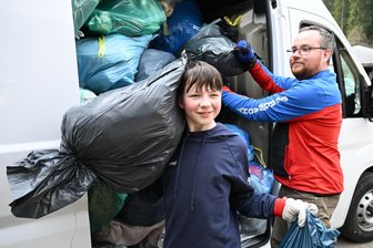 Warum eine Bergwacht im Erzgebirge Altkleider an der Haustür abholt - Darius Baumgarten (12) und sein Vater Ralf Baumgarten, der zur Bergwacht Carlsfeld gehört, waren bei der Altkleidersammlung dabei.