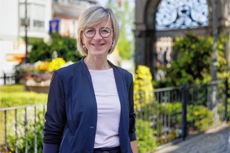 Warum eine Bürgermeisterin im Erzgebirge nach 40 Jahren ihr Akkordeon hervorgeholt hat - Ehrenfriedersdorfs Bürgermeisterin Silke Franzl hat für ein Youtube-Video ihr Akkordeon hervorgeholt.