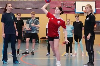 Warum eine Bundesliga-Spielerin im Gymnasium "Unterricht" gibt - Sportlehrerin Jana Preussler (links) und Bundesliga-Spielerin Lena Hausherr (rechts) stehen Nachwuchs-Handballerinnen und -handballern des Zwickauer Käthe-Kollwitz-Gymnasiums zur Seite. 