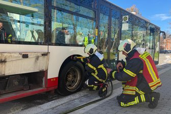 Warum eine Busfahrt in Auerbach vorzeitig endete - Die Feuerwehr musste Donnerstag die Achse eines Busses löschen.