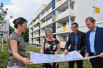 Warum eine Chemnitzer Wohnungsgenossenschaft einen Manager für Energieeffizienz hat - Projektkoordinatorin Sophie Dollichon, Servicemitarbeiterin Andrea Spiegler, Sanierungsmanager Karsten Sommer und Thomas Bartel, Vorstand der Wohnungsbaugenossenschaft Chemnitz West(Foto von links) am sanierten Block an der Irkutsker Straße 223 bis 227.